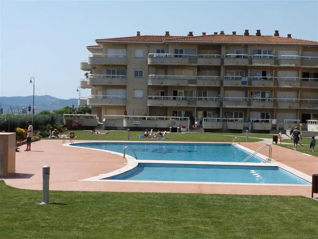 Piscina de Apartamento en venta en L'Estartit con Aire acondicionado, Calefacción y Jardín privado