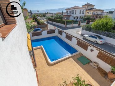 Chalet con balcón en venta en Cúllar Vega