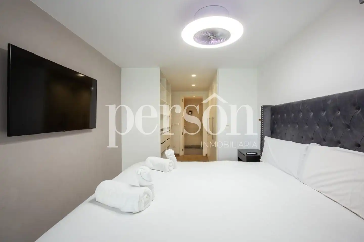Schlafzimmer von Erdgeschoss zur Miete in Valencia mit Klimaanlage, Terrasse und Schwimmbad
