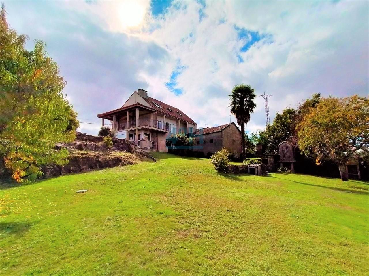 Vista exterior de Casa o xalet en venda en Amoeiro amb Calefacció, Jardí privat i Terrassa