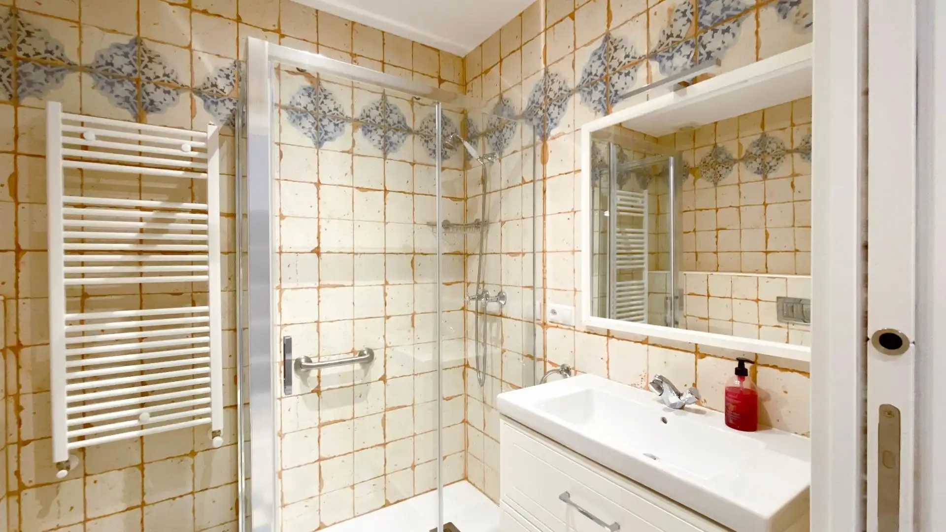 Badezimmer von Erdgeschoss zur Miete in Santander mit Heizung, Terrasse und Möbliert