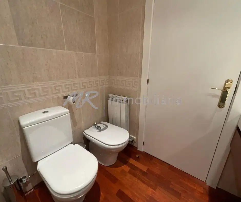 Badezimmer von Dachboden zum Verkauf in Vallromanes mit Heizung, Terrasse und Abstellraum