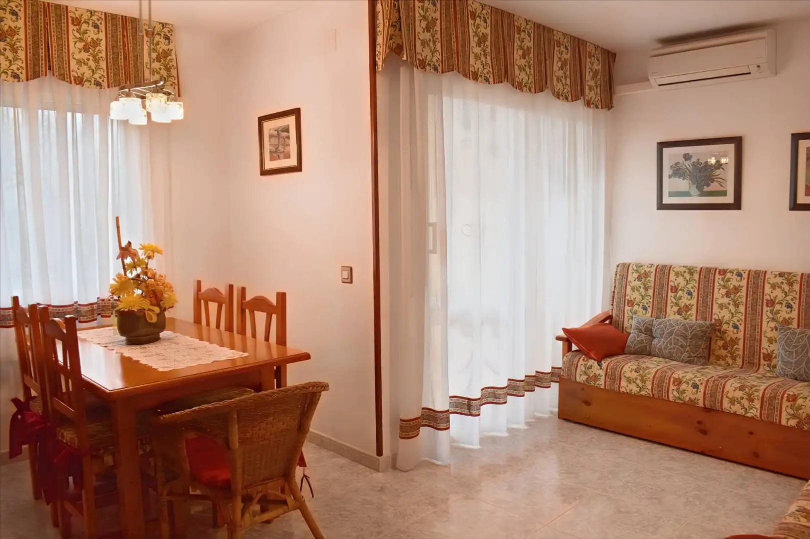 Sala de estar de Piso en venta en Sant Pere Pescador con Aire acondicionado, Terraza y Amueblado