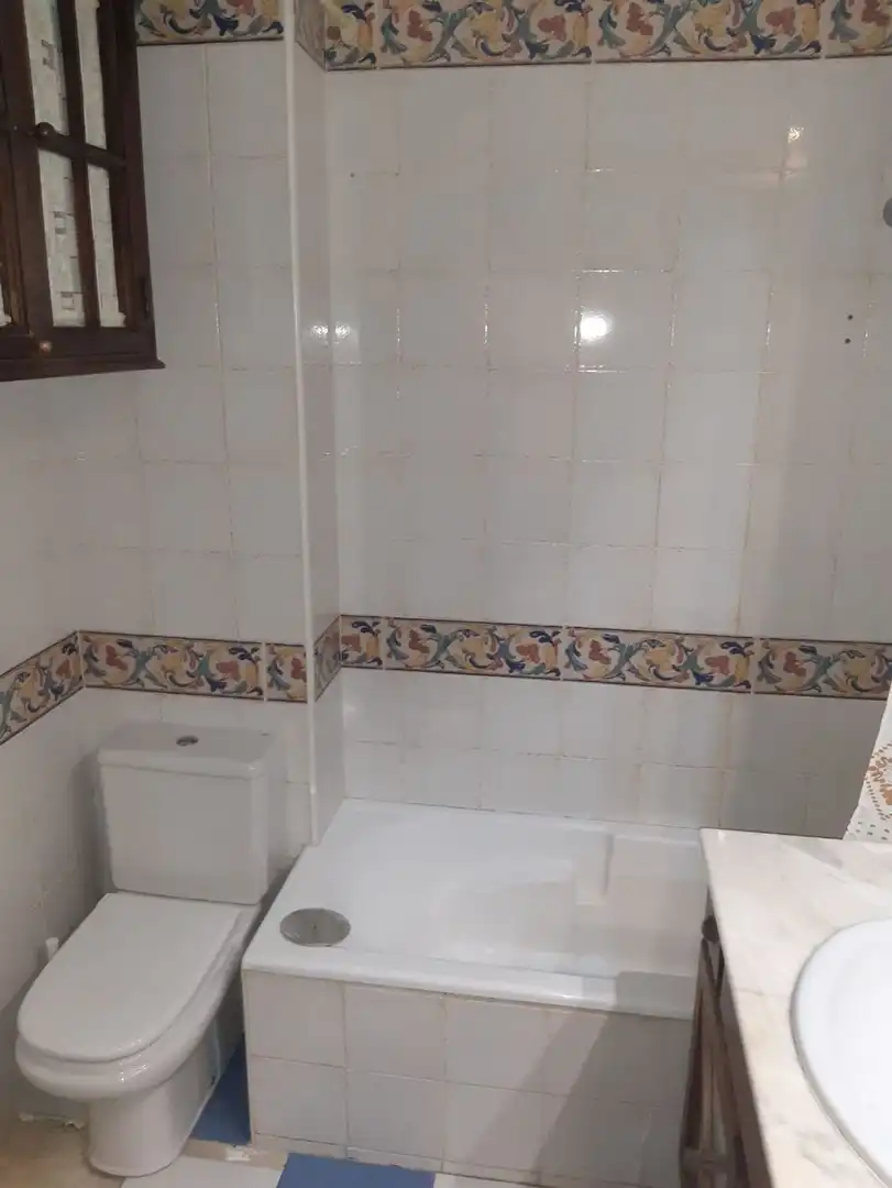 Baño de Piso de alquiler en Sevilla con Aire acondicionado, Amueblado y Horno