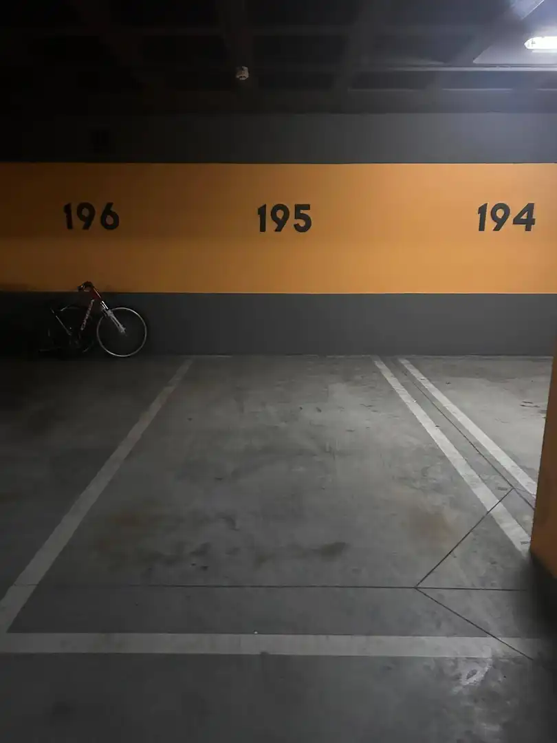 Parking de Piso de alquiler en Madrid con Trastero y Piscina comunitaria