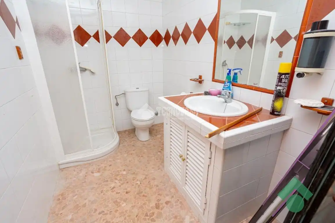 Bathroom of Houses for sale in Algeciras  with Heating and Swimming Pool