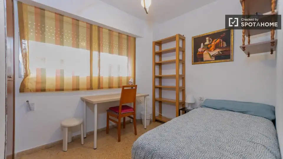 Habitación de Piso de alquiler en Valencia con Aire acondicionado, Calefacción y Amueblado