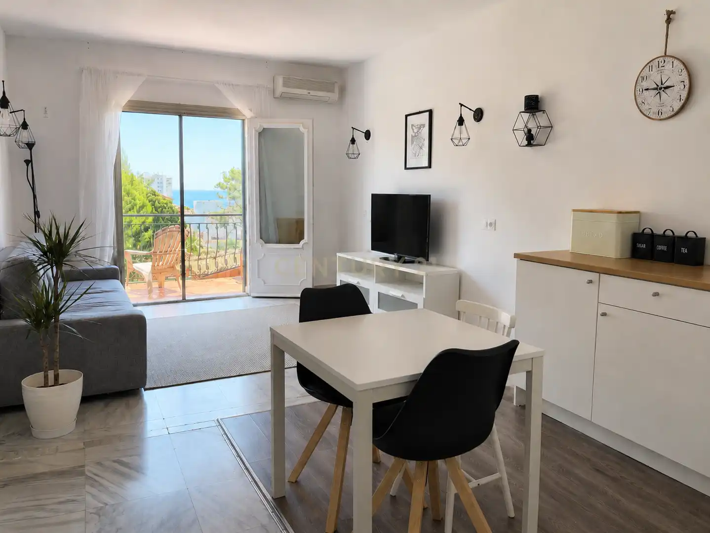 Sala d'estar de Apartament de lloguer en Benalmádena amb Aire condicionat, Jardí privat i Piscina