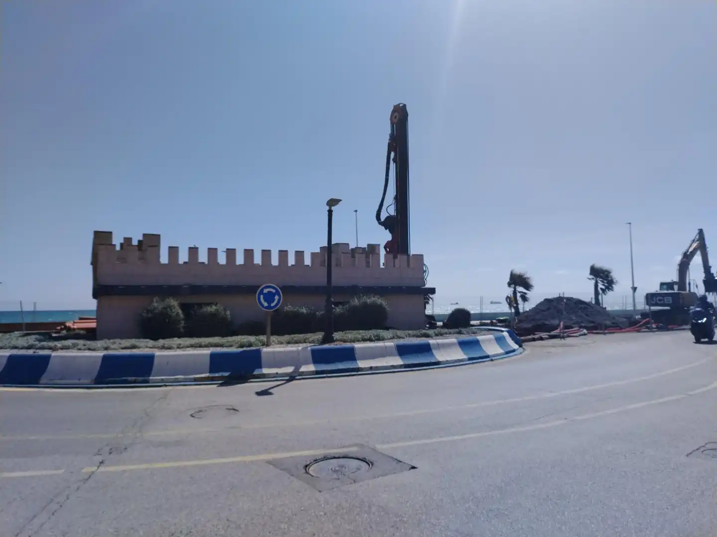Vista exterior de Casa o xalet en venda en La Línea de la Concepción amb Jardí privat i Terrassa