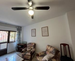 Living room of Flat to rent in  Granada Capital  with Heating