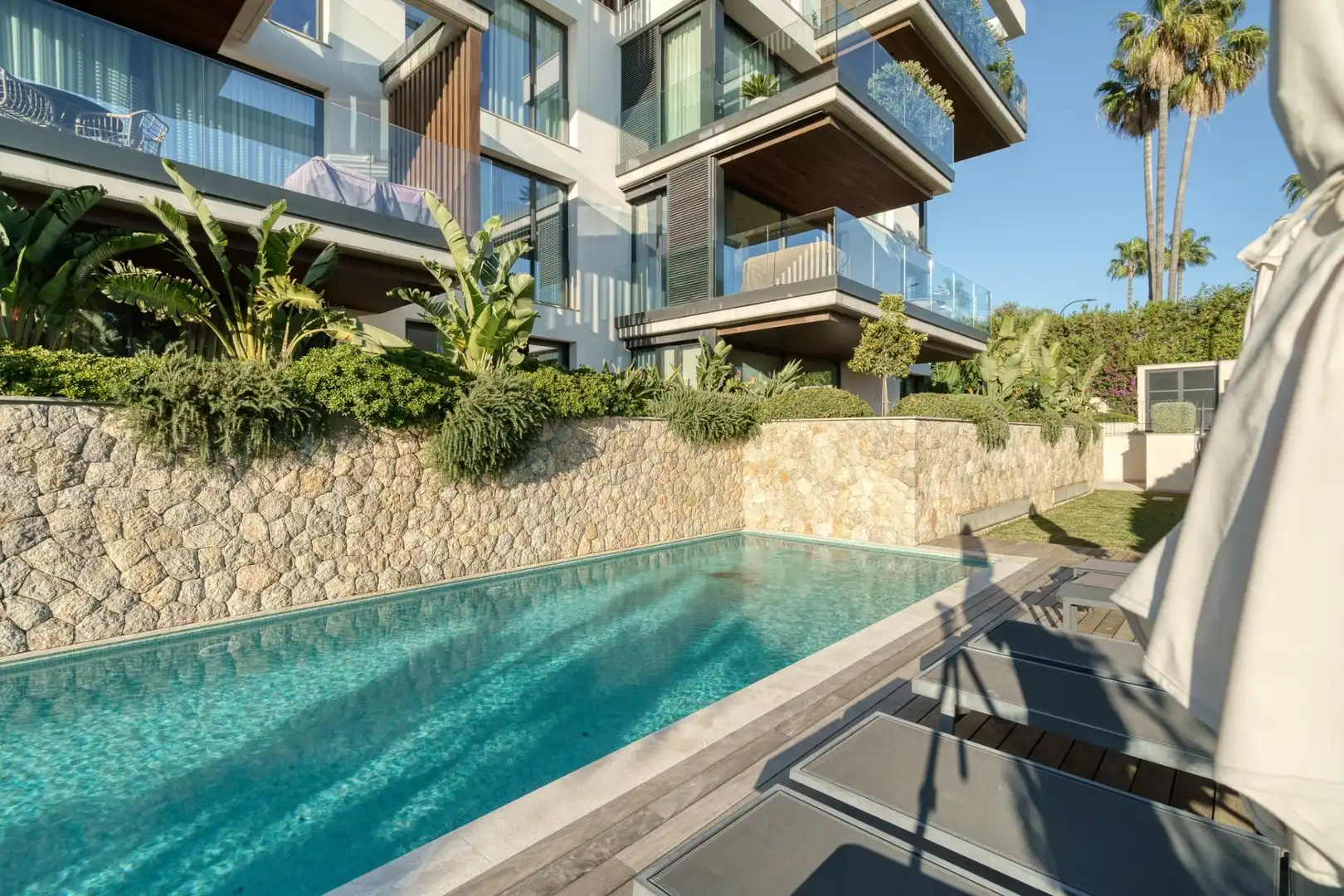 Schwimmbecken von Erdgeschoss zum Verkauf in  Palma de Mallorca mit Klimaanlage, Heizung und Privatgarten