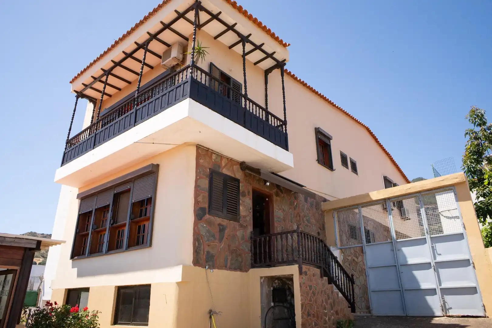 Außenansicht von Einfamilien-Reihenhaus zum Verkauf in Valsequillo de Gran Canaria mit Klimaanlage, Heizung und Privatgarten