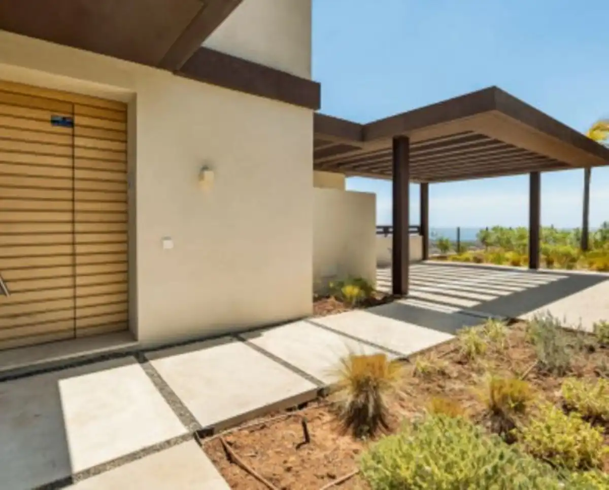 Außenansicht von Einfamilien-Reihenhaus zum Verkauf in Benahavís mit Klimaanlage, Privatgarten und Terrasse