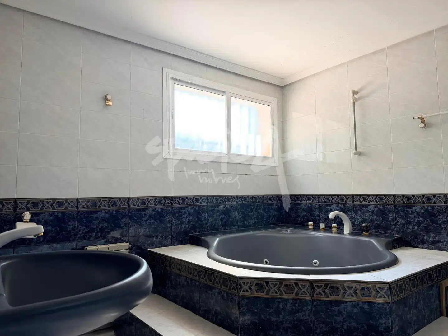 Bathroom of Houses for sale in Sevilla la Nueva  with Heating, Private garden and Terrace