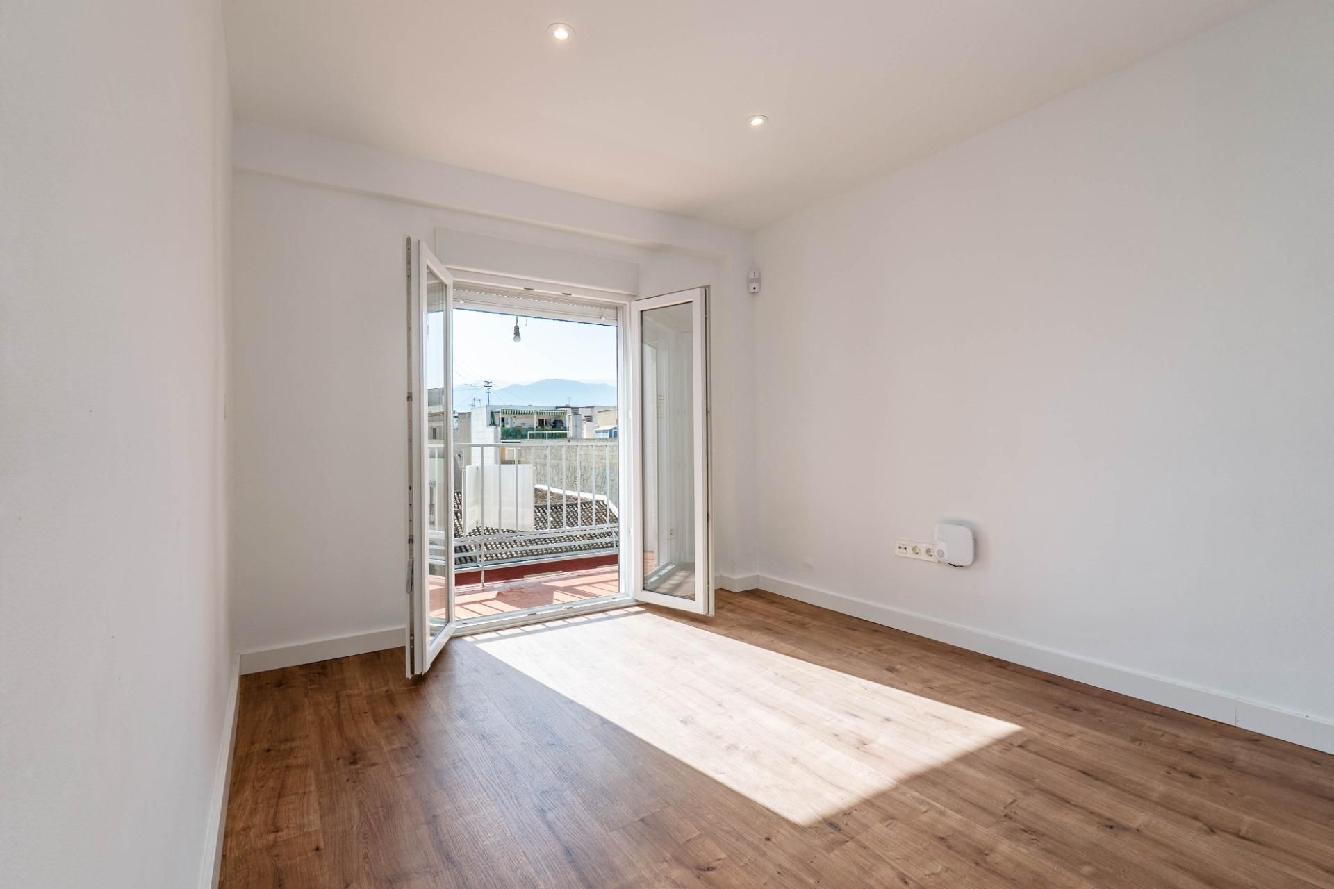 Bedroom of Flat for sale in  Granada Capital  with Terrace, Balcony and Alarm