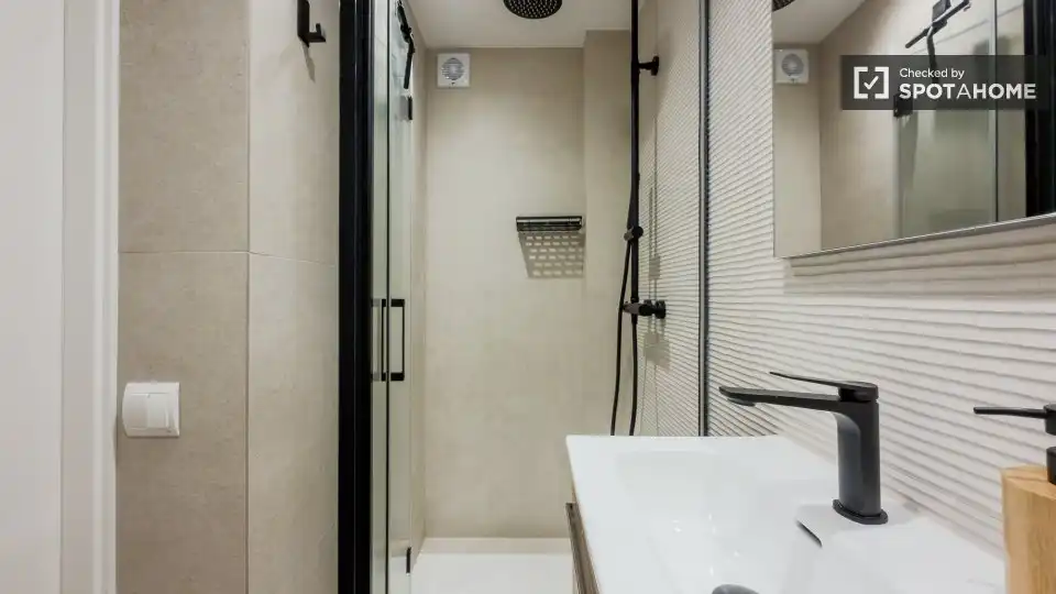Bathroom of Flat for rent in L'Hospitalet de Llobregat  with Air Conditioner, Heating and Furnished