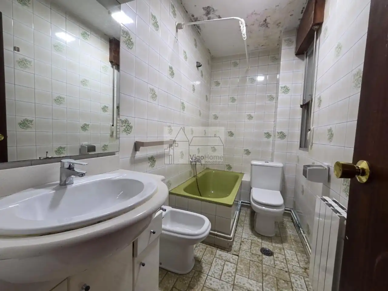 Bathroom of Flat for sale in Moaña  with Heating and Storage room