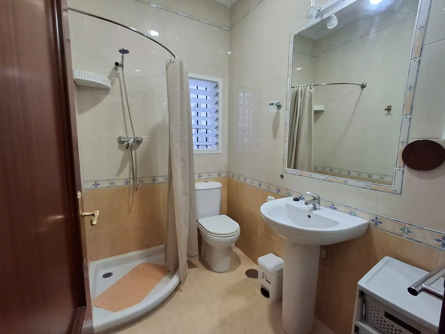 Baño de Piso de alquiler en El Puerto de Santa María con Amueblado y Lavadora