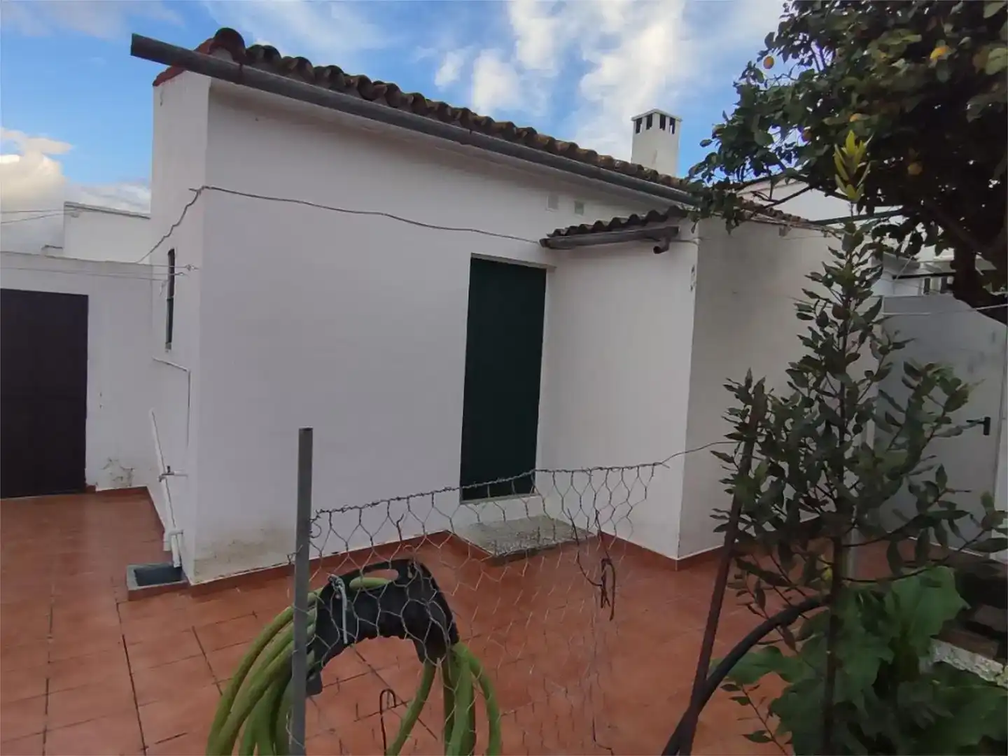 Vista exterior de Pis en venda en Beas amb Aire condicionat, Jardí privat i Parquet