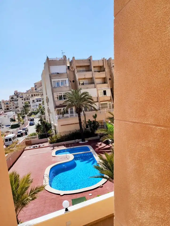 Vista exterior de Pis en venda en Torrevieja amb Aire condicionat, Terrassa i Piscina comunitària