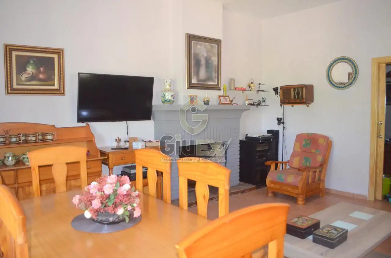 Sala de estar de Casa o chalet en venta en Arroyo de la Luz con Calefacción, Jardín privado y Amueblado