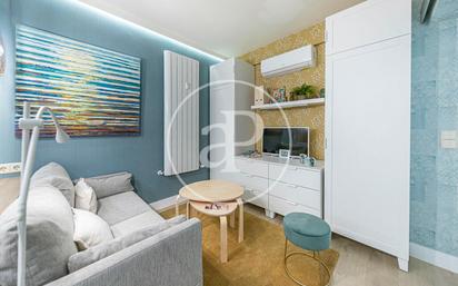 Living room of Flat to rent in  Madrid Capital  with Air Conditioner, Heating and Furnished