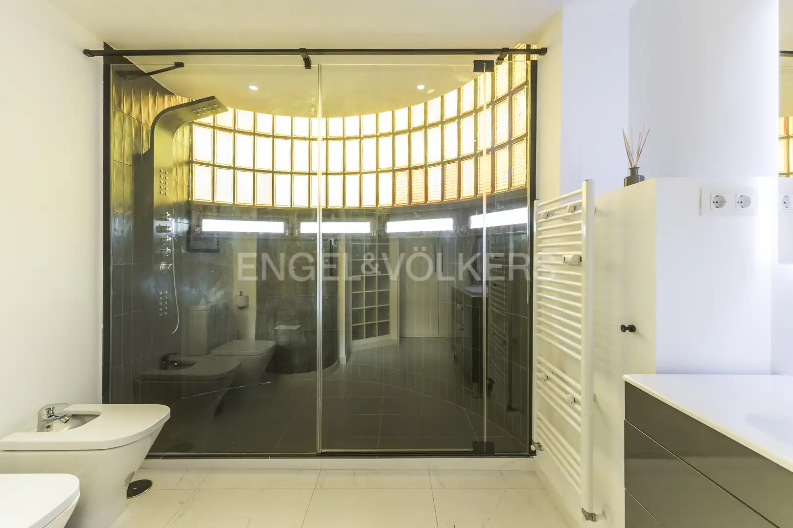 Bathroom of Flat for rent in Madrid  with Air Conditioner, Heating and Furnished