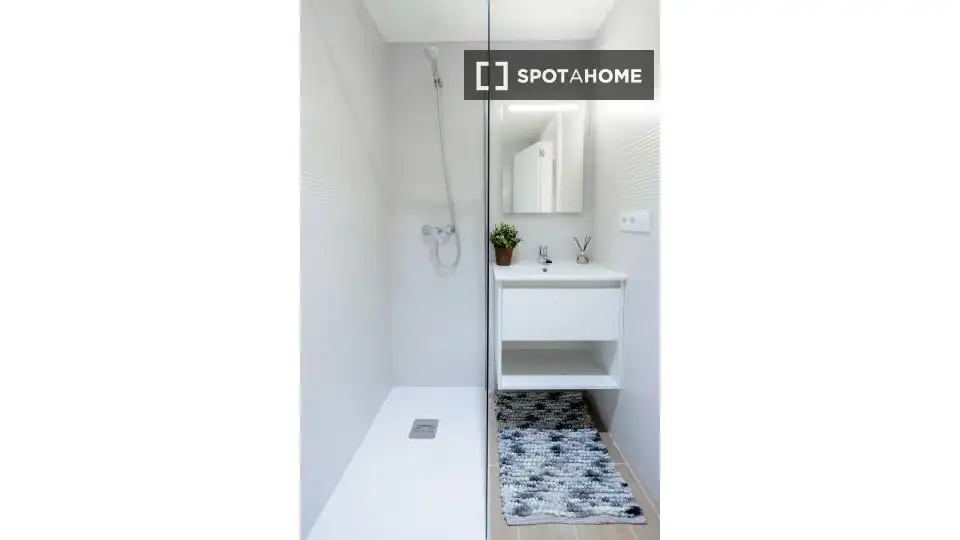 Badezimmer von Wohnung zur Miete in Valencia mit Klimaanlage, Heizung und Möbliert
