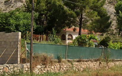 Casa o xalet en venda en Hontoba amb Jardí privat