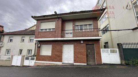 Casa de dos plantas cerca de la estación marítima.