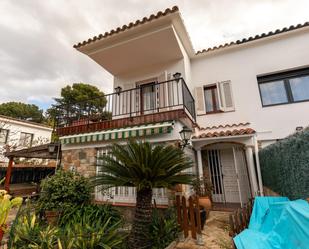 Vista exterior de Casa adosada en venda en Cabrils amb Calefacció i Jardí privat