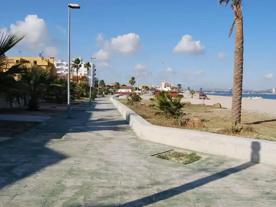 Vista exterior de Apartament de lloguer en Algeciras amb Piscina
