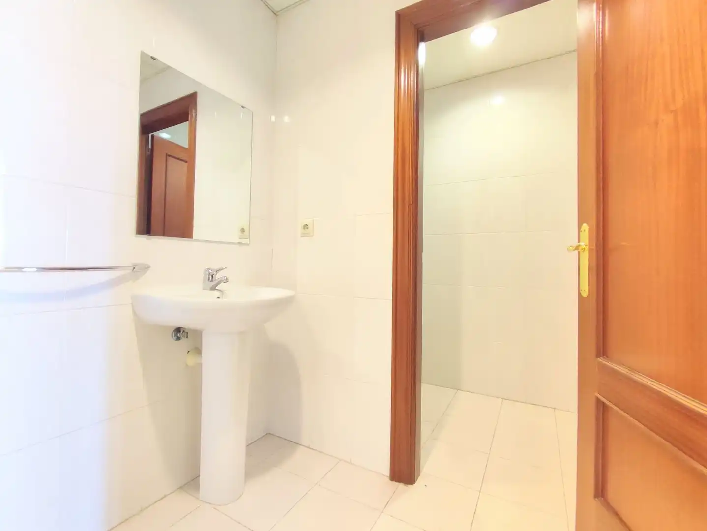 Badezimmer von Büro zur Miete in Berrioplano / Berriobeiti mit Klimaanlage, Heizung und Möbliert