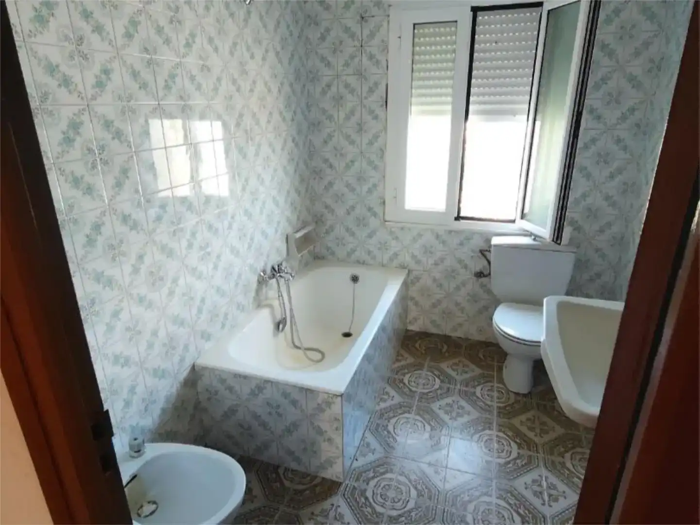 Baño de Casa adosada en venta en Barjas con Jardín privado, Trastero y Amueblado