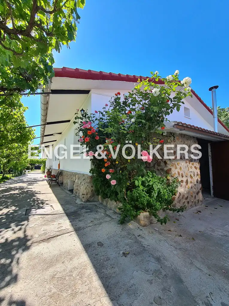 Vista exterior de Casa o xalet en venda en Fuente El Saz de Jarama amb Calefacció, Jardí privat i Terrassa