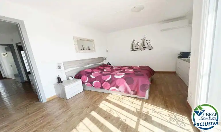 Dormitori de Casa adosada en venda en Empuriabrava amb Jardí privat i Moblat