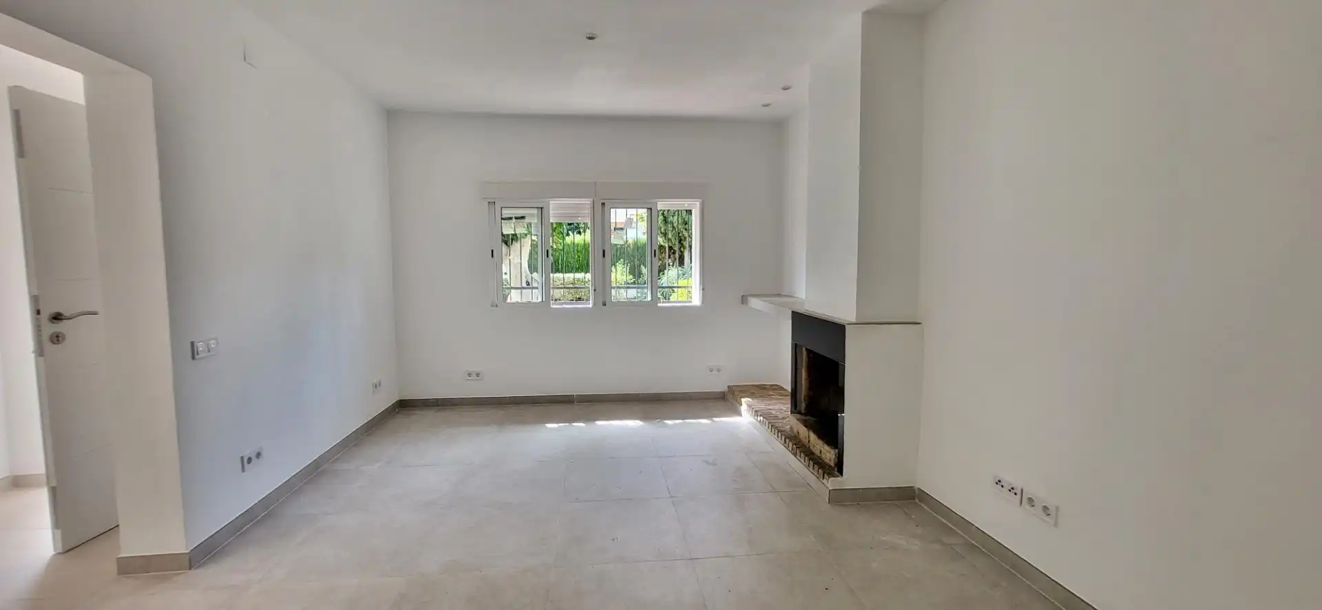Sala de estar de Casa adosada en venta en Marbella con Piscina comunitaria