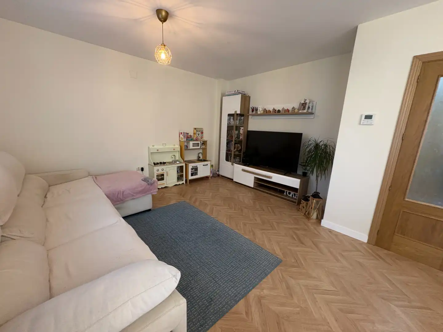 Living room of Houses for sale in El Viso de San Juan  with Air Conditioner, Private garden and Parquet flooring