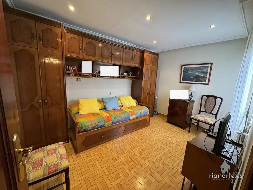 Habitación de Casa o chalet en venta en Oviedo  con Calefacción y Jardín privado