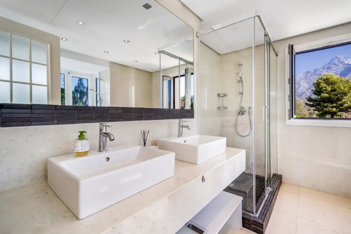 Bathroom of Houses for sale in Marbella  with Air Conditioner, Private garden and Terrace