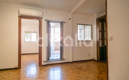 Sala d'estar de Pis en venda en  Madrid Capital amb Aire condicionat i Terrassa