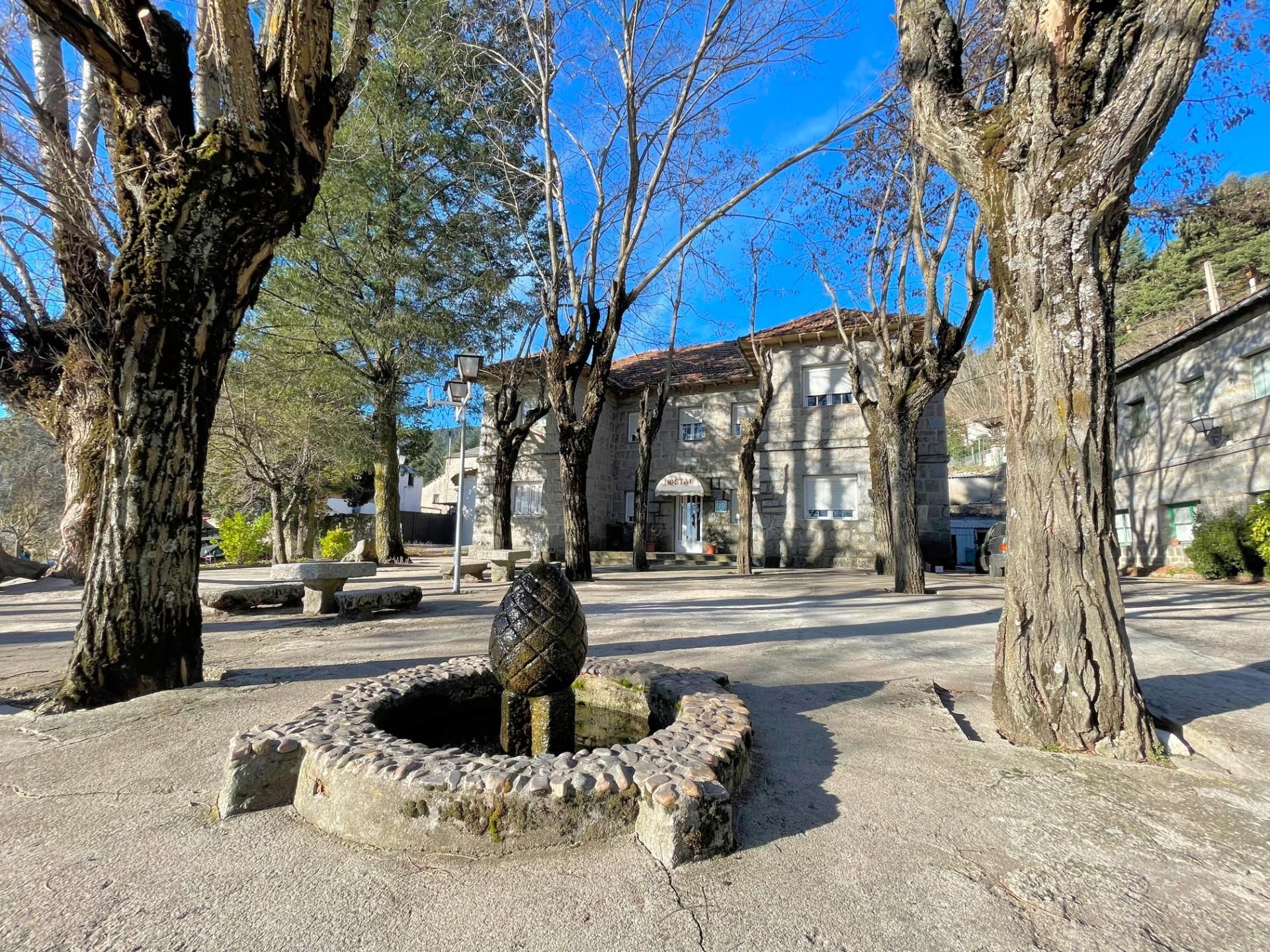 Vista exterior de Local en venda en Guadarrama amb Terrassa i Moblat