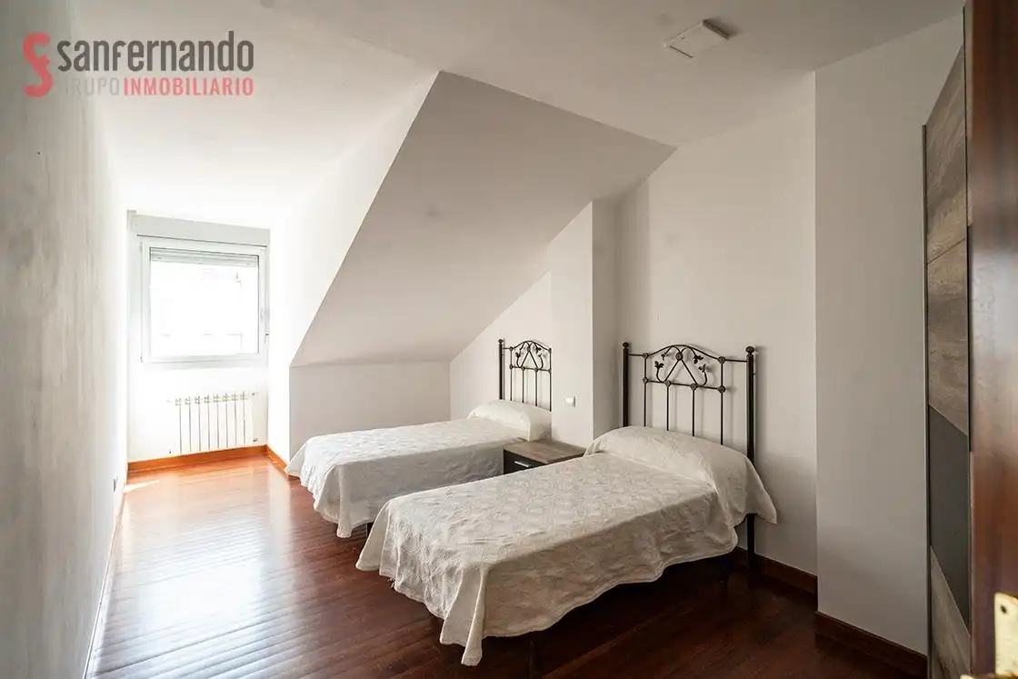Habitación de Dúplex en venta en Torrelavega  con Calefacción, Trastero y Balcón