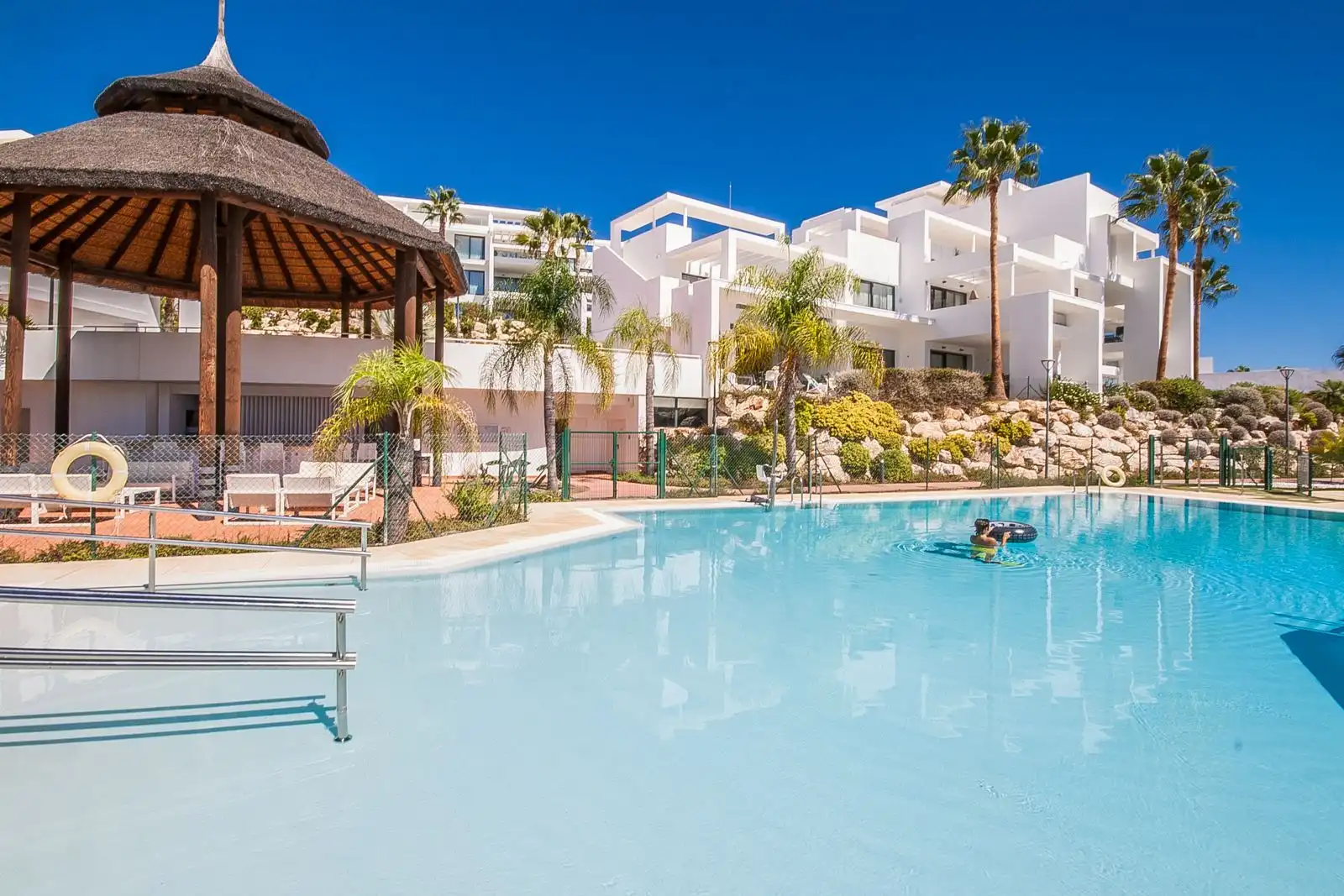 Piscina de Apartament en venda en Estepona amb Aire condicionat, Traster i Piscina