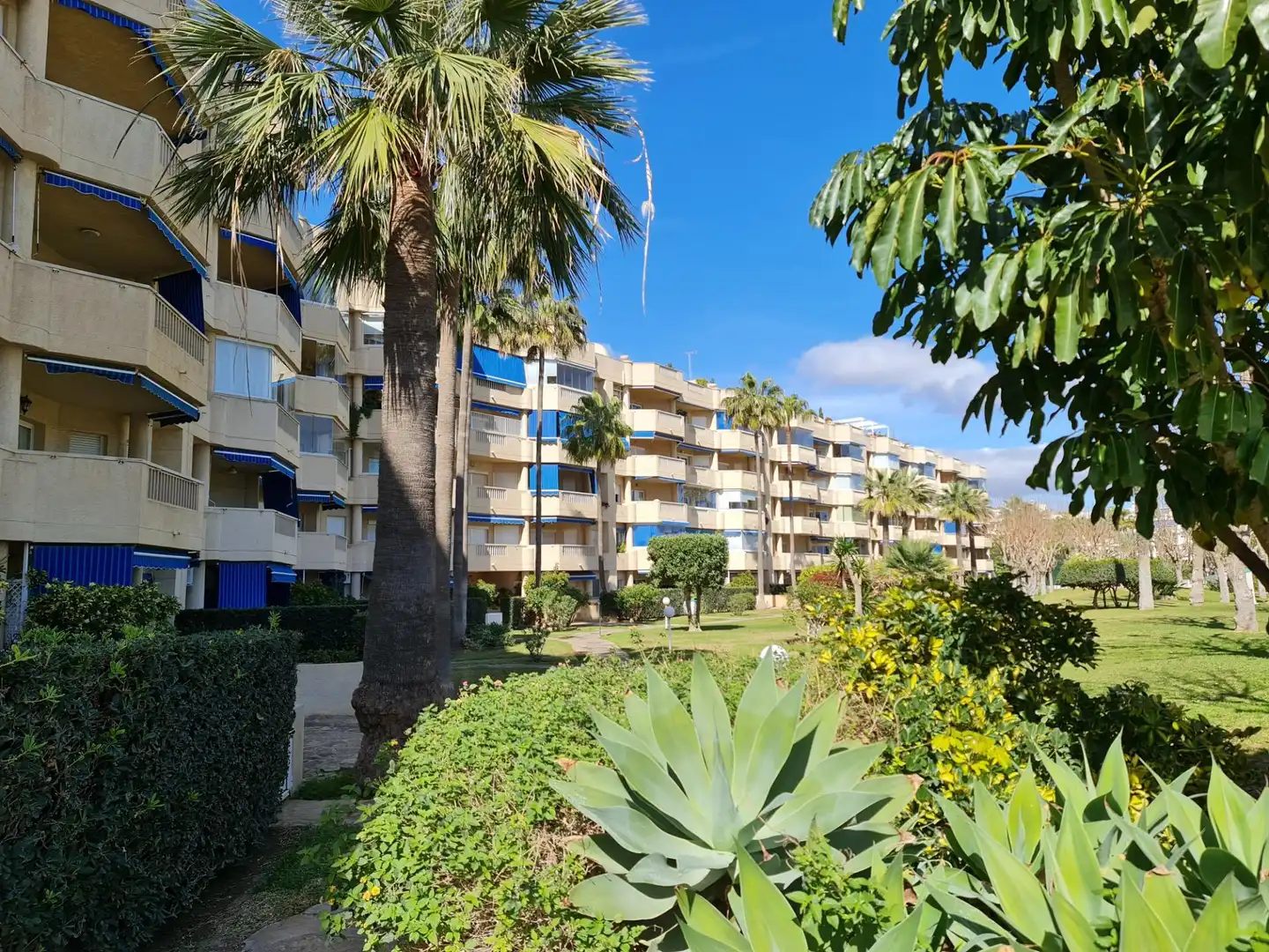 Vista exterior de Piso en venta en Torremolinos con Aire acondicionado, Calefacción y Jardín privado
