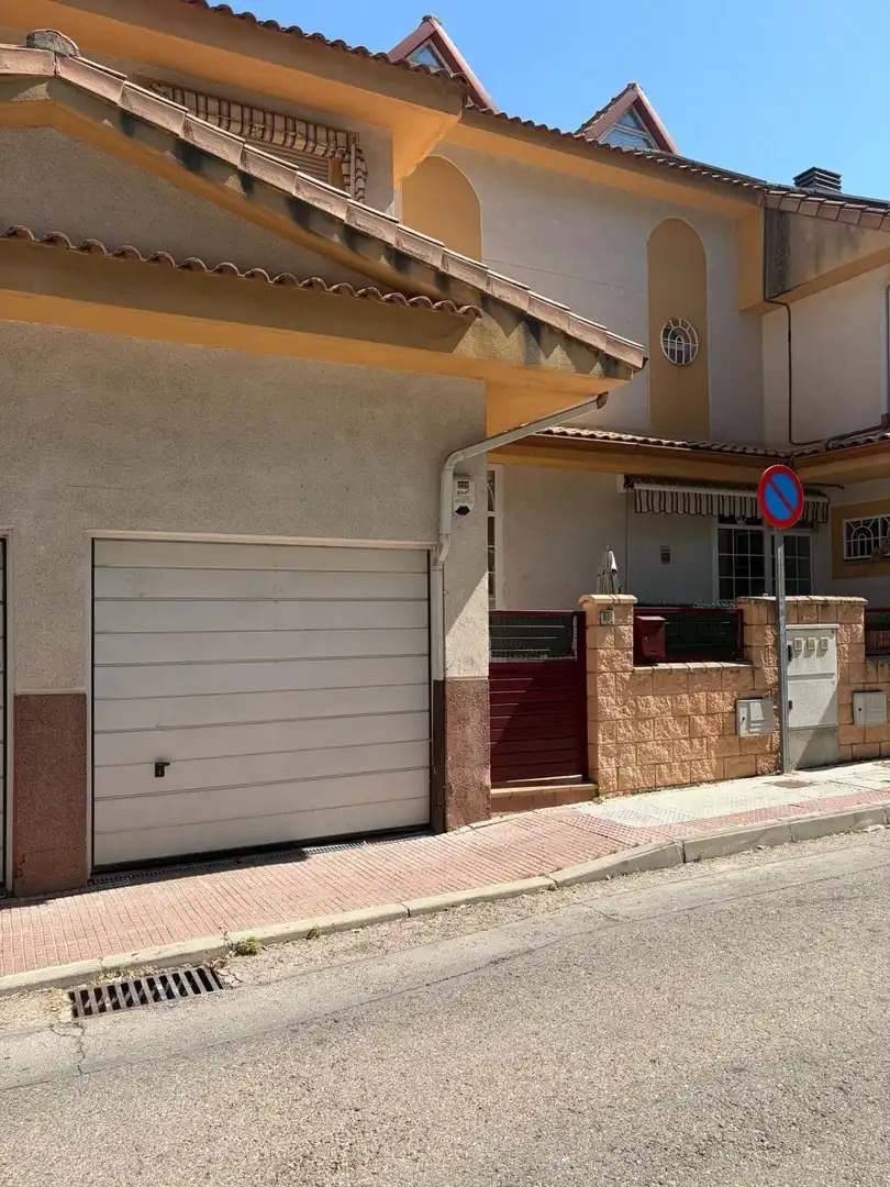 Casa adosada en venta en Villalbilla pueblo