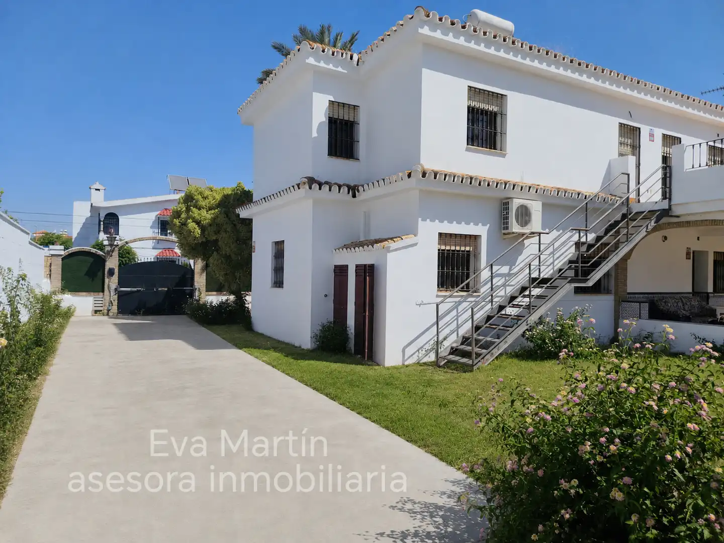 Vista exterior de Casa o chalet de alquiler en Montequinto con Aire acondicionado, Calefacción y Jardín privado