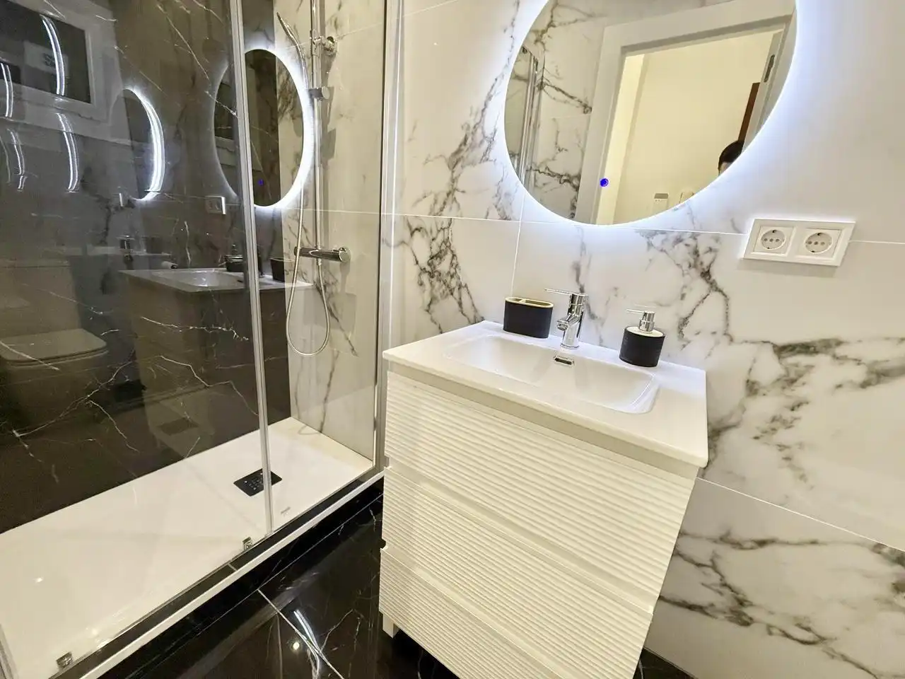 Bathroom of Flat for sale in Madrid  with Air Conditioner and Terrace