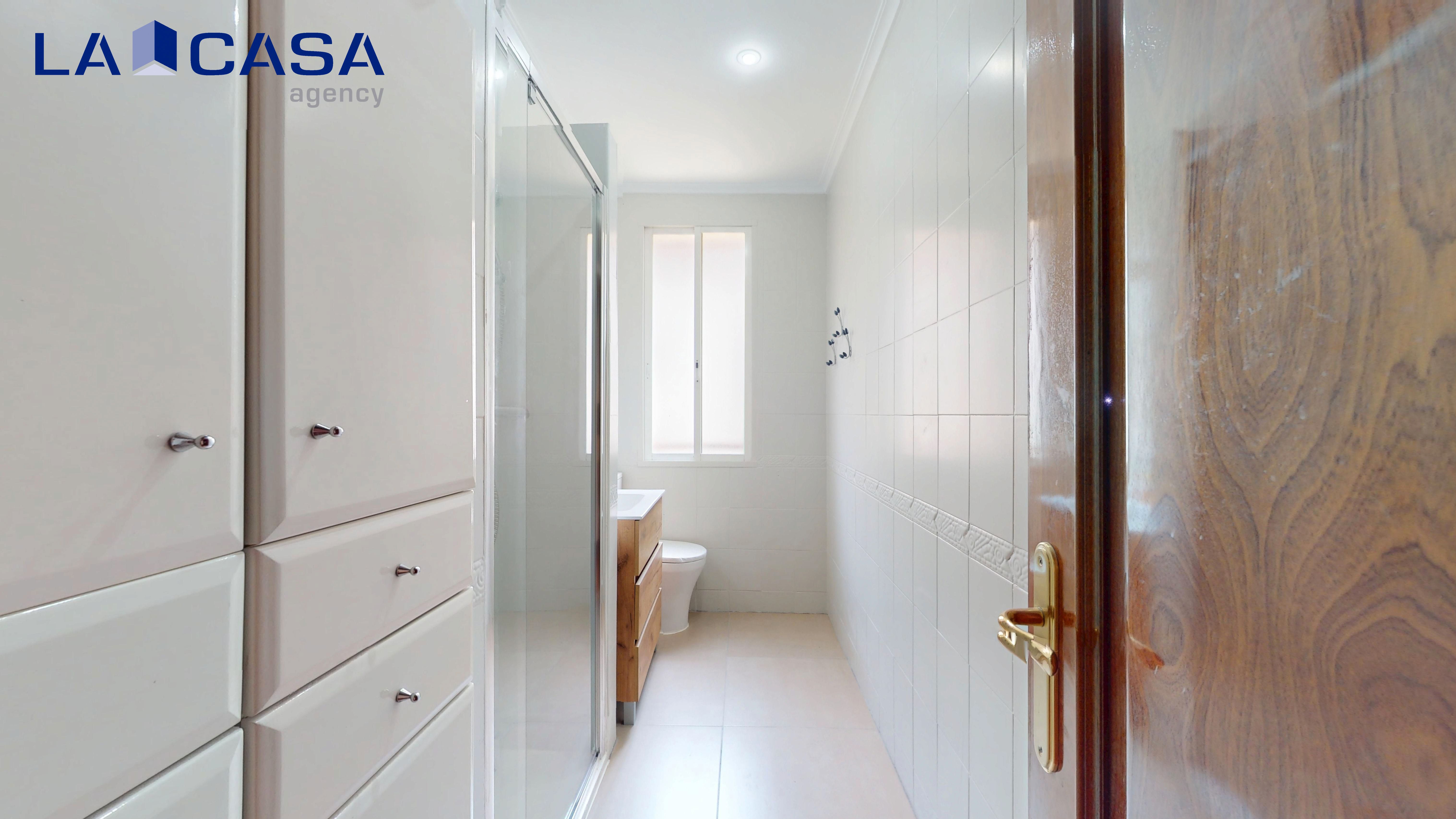 Bathroom of Flat for sale in Bilbao 