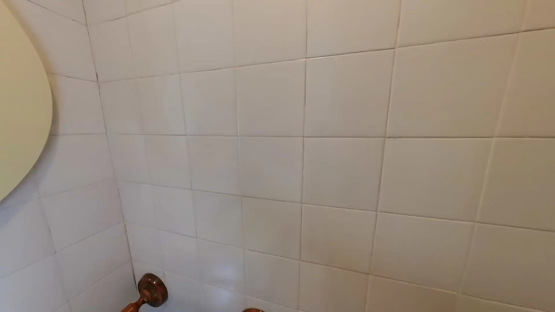 Badezimmer von Einfamilien-Reihenhaus zum Verkauf in Sabadell mit Klimaanlage, Heizung und Privatgarten